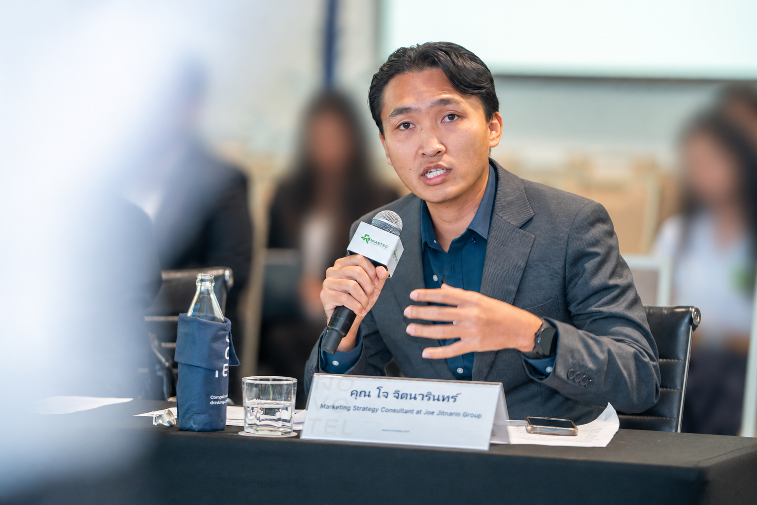 โจ จิตนารินทร์ ขณะพูดคุยเรื่องธุรกิจ